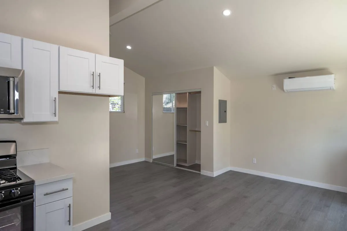 Encino Courtyard ADU – Spa Bathroom